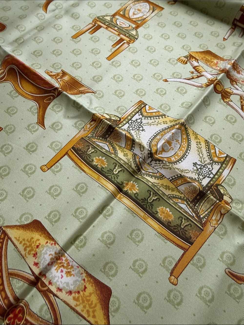Gucci ✨NEW CONDITION ✨Silk Scarf with Antique Chair Motif — Pink & Cream - Picture 6 of 7